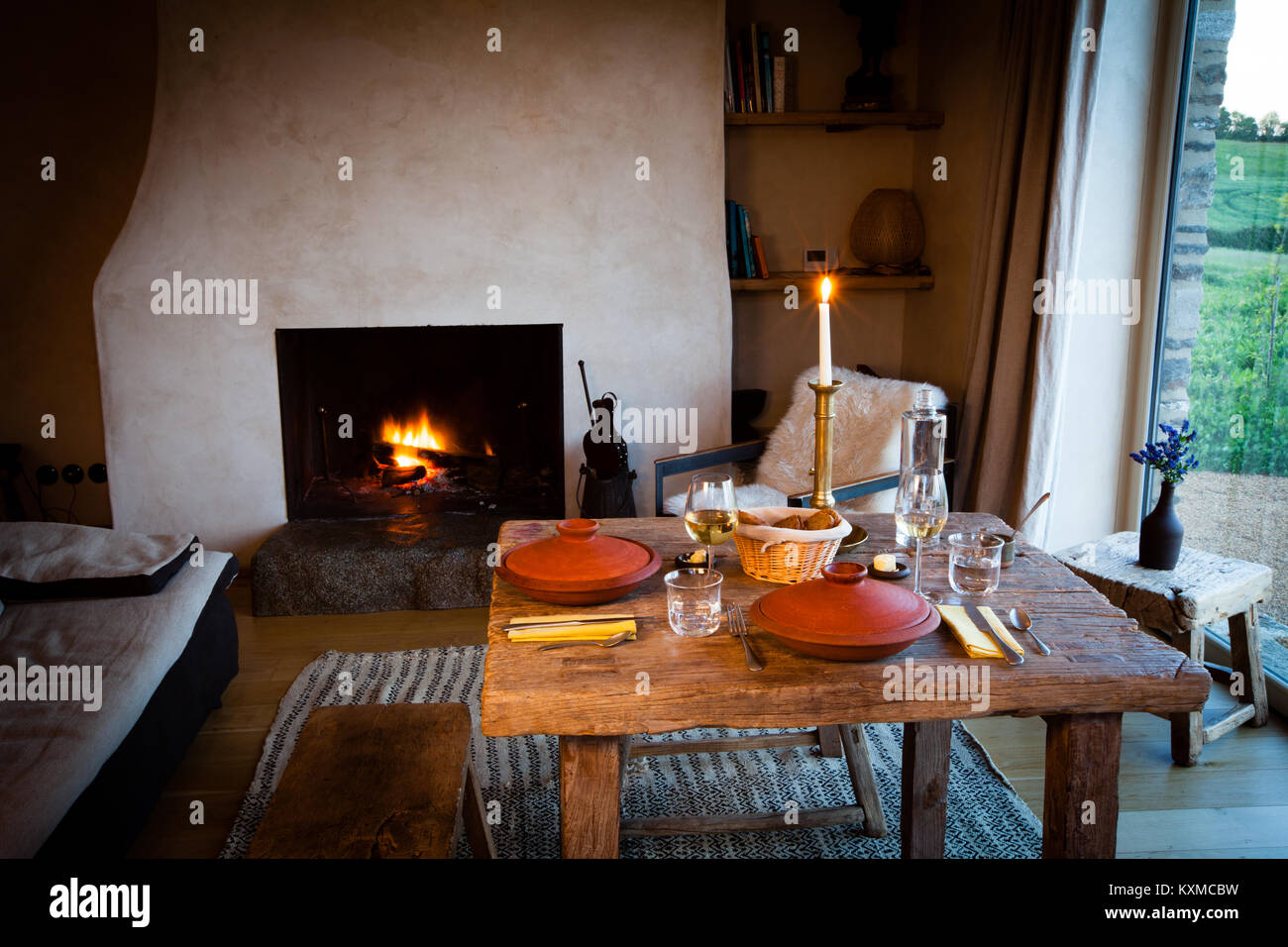 La ferme du vent, appartamento in Bretagna. Cena al KLED con camino e lume di candela Foto Stock