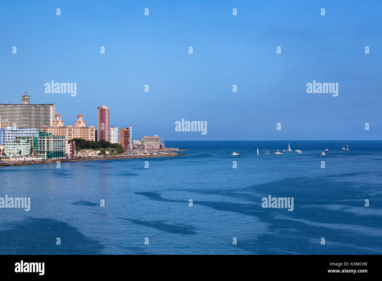 Una sezione di La Havana e dello skyline di barche sul Mare dei Caraibi a l'Avana, Cuba. Foto Stock
