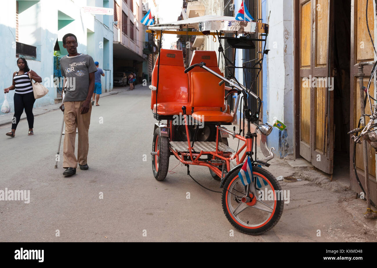 Un risciò ciclo su strada a l'Avana, Cuba. Foto Stock