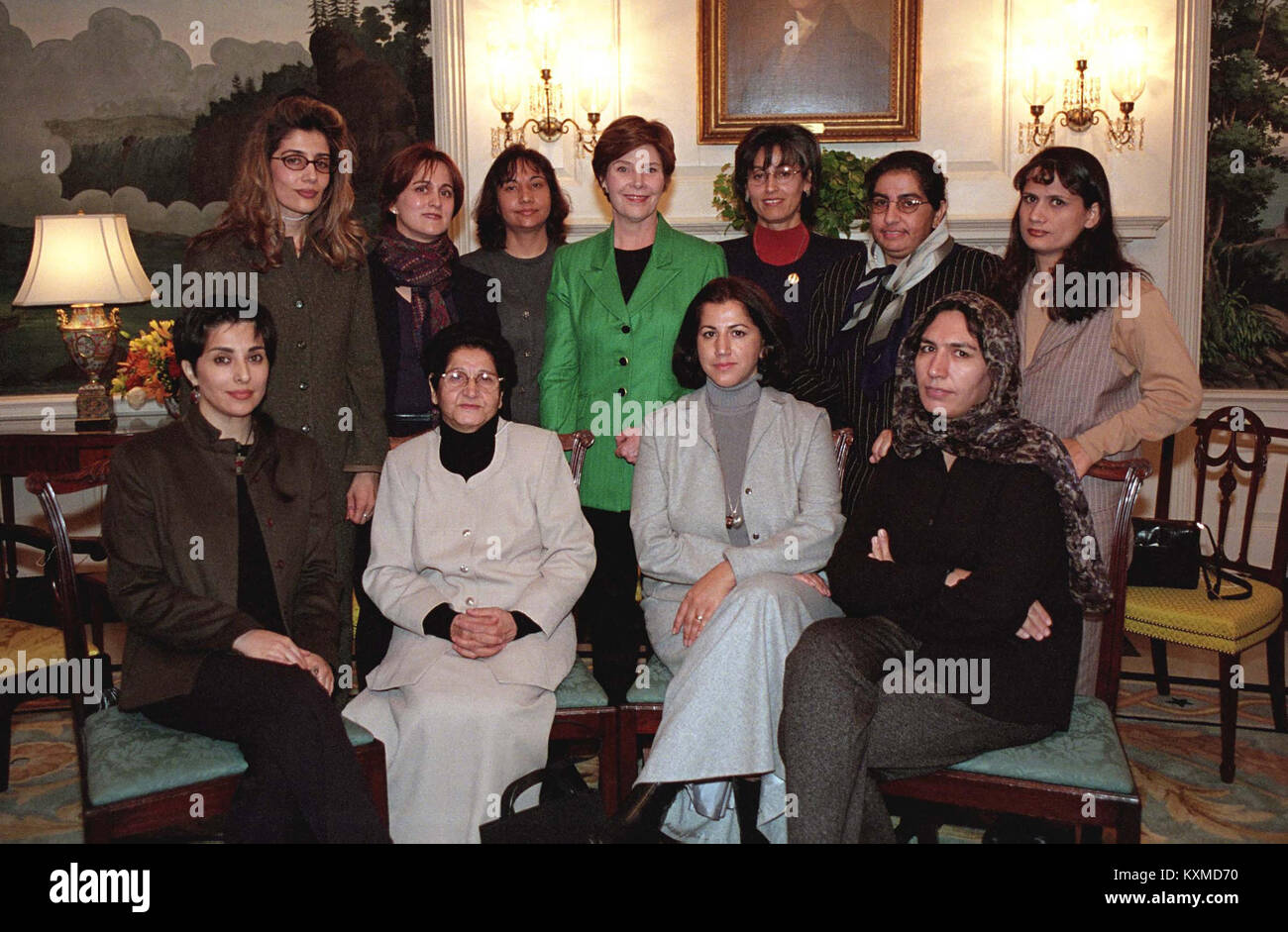 La first lady Laura Bush risponde con 12 donne in Afghanistan alla Casa Bianca a Washington DC, Martedì, Novembre 27, 2001. Le donne sono in Washington questa settimana per incontrare con gli alti funzionari del governo, partecipare a Georgetown University forum pubblico e ricevere una formazione. Molti di loro sono rifugiati fuggiti i talebani e ora sono pronti a portare nuovamente in Afghanistan. La First Lady ha parlato con loro circa le questioni relative ai diritti umani. Credito: Susan Sterner / White House via CNP /MediaPunch Foto Stock