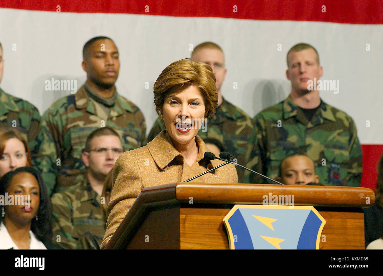 La first lady Laura Bush ha ringraziato i membri del servizio e le loro famiglie a Ramstein Air Base, Germania il 22 febbraio 2005 per i loro contributi per gli Stati Uniti e la sicurezza mondiale. Credito: Jonathan Pomeroy / USAF via CNP /MediaPunch Foto Stock