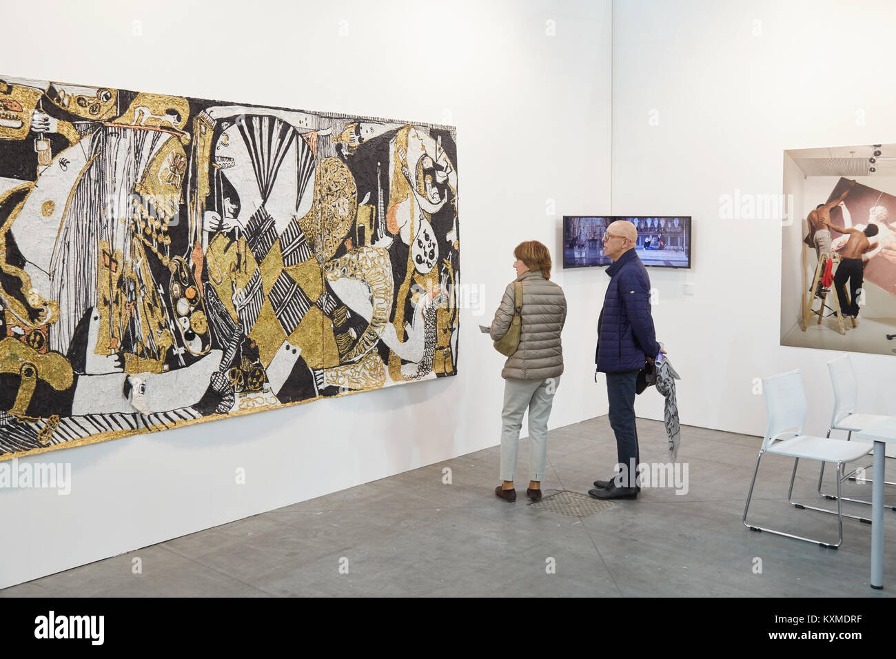 Torino - 2 novembre: l uomo e la donna che guarda a opera d'arte durante Artissima, fiera di arte contemporanea apertura il 2 novembre 2017 a Torino, Italia. Foto Stock