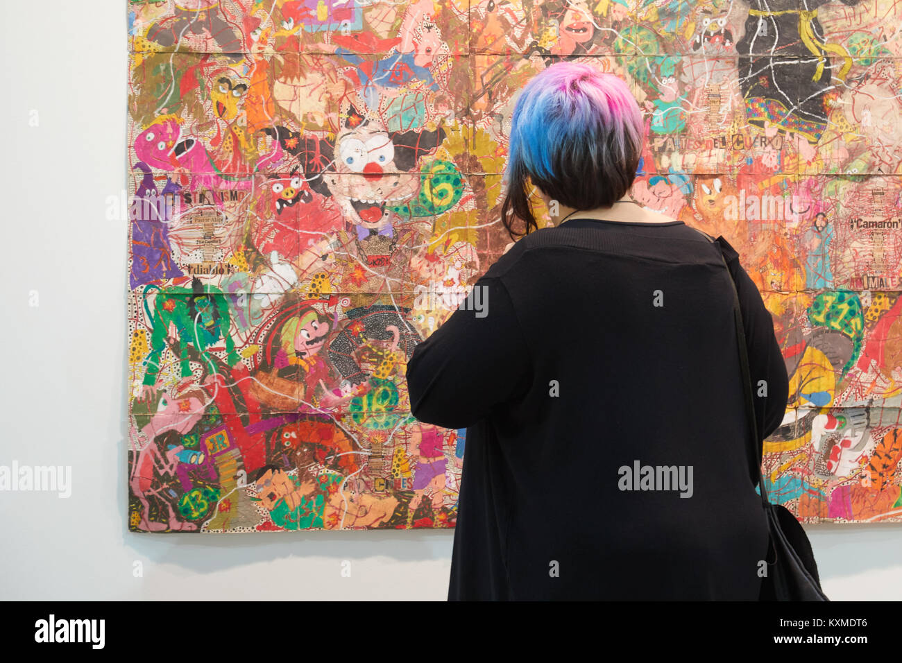 Torino - 2 novembre: Donna con rosa e capelli blu guardando artwork durante Artissima, fiera di arte contemporanea apertura il 2 novembre 2017 a Torino, Ita Foto Stock