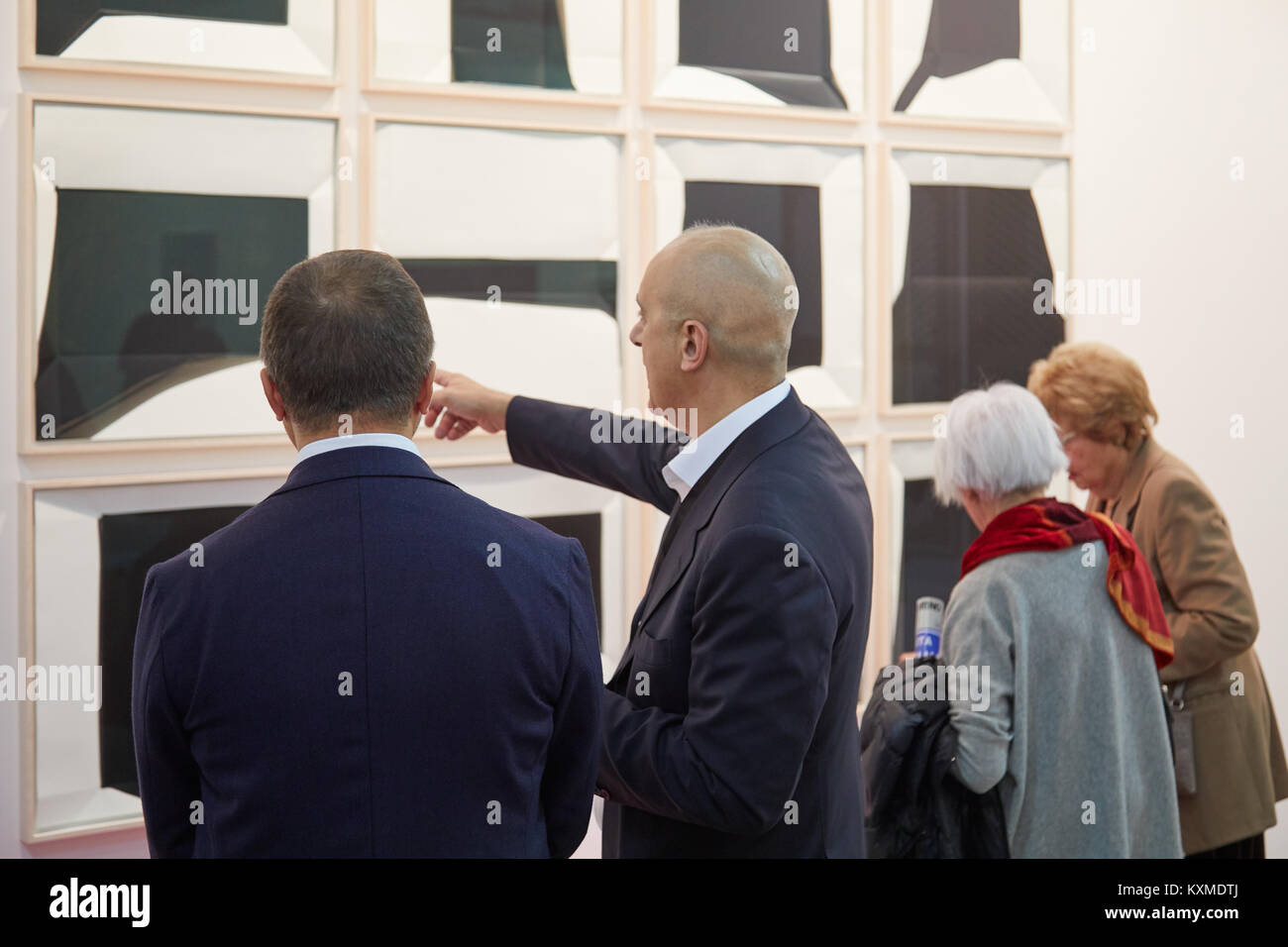 Torino - 2 novembre: persone che guardano i dipinti in colori bianco e nero durante Artissima, fiera di arte contemporanea apertura il 2 novembre 2017 a Torino Foto Stock