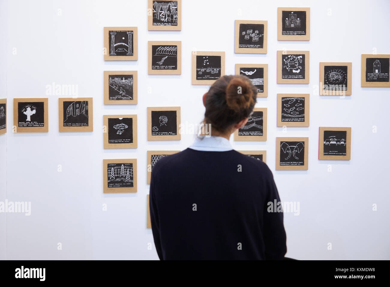 Torino - novembre 2:Donna guardando piccoli dipinti durante Artissima, fiera di arte contemporanea apertura il 2 novembre 2017 a Torino, Italia. Foto Stock