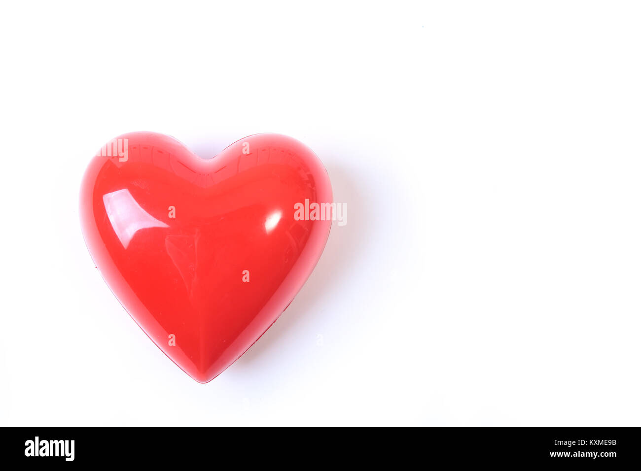 Un cuore rosso isolato su sfondo bianco Foto Stock
