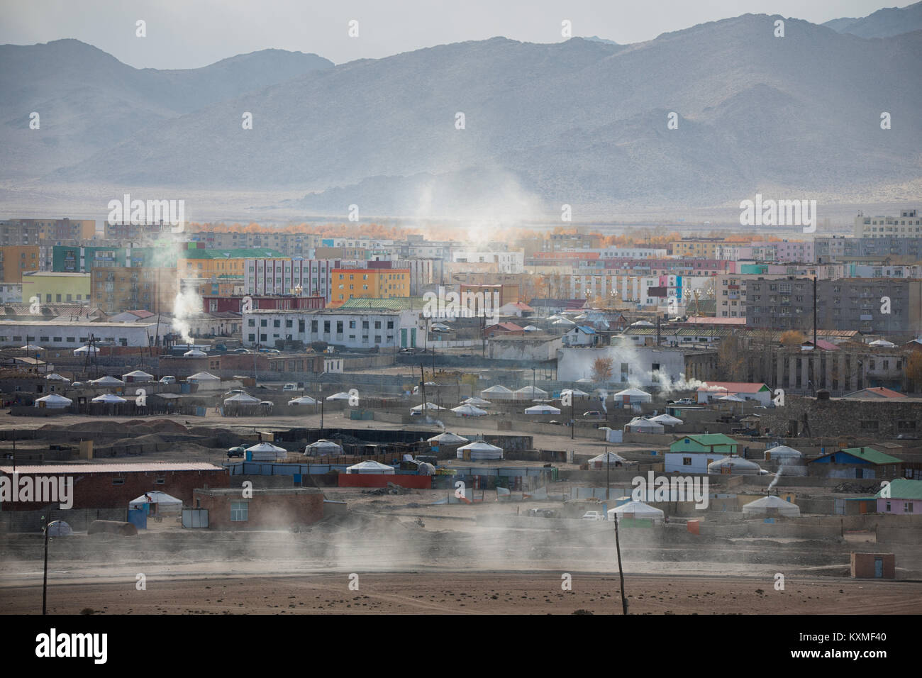 Khovd Hovd vista fumo camino carbone ardente ger camp gers Mongolia Foto Stock