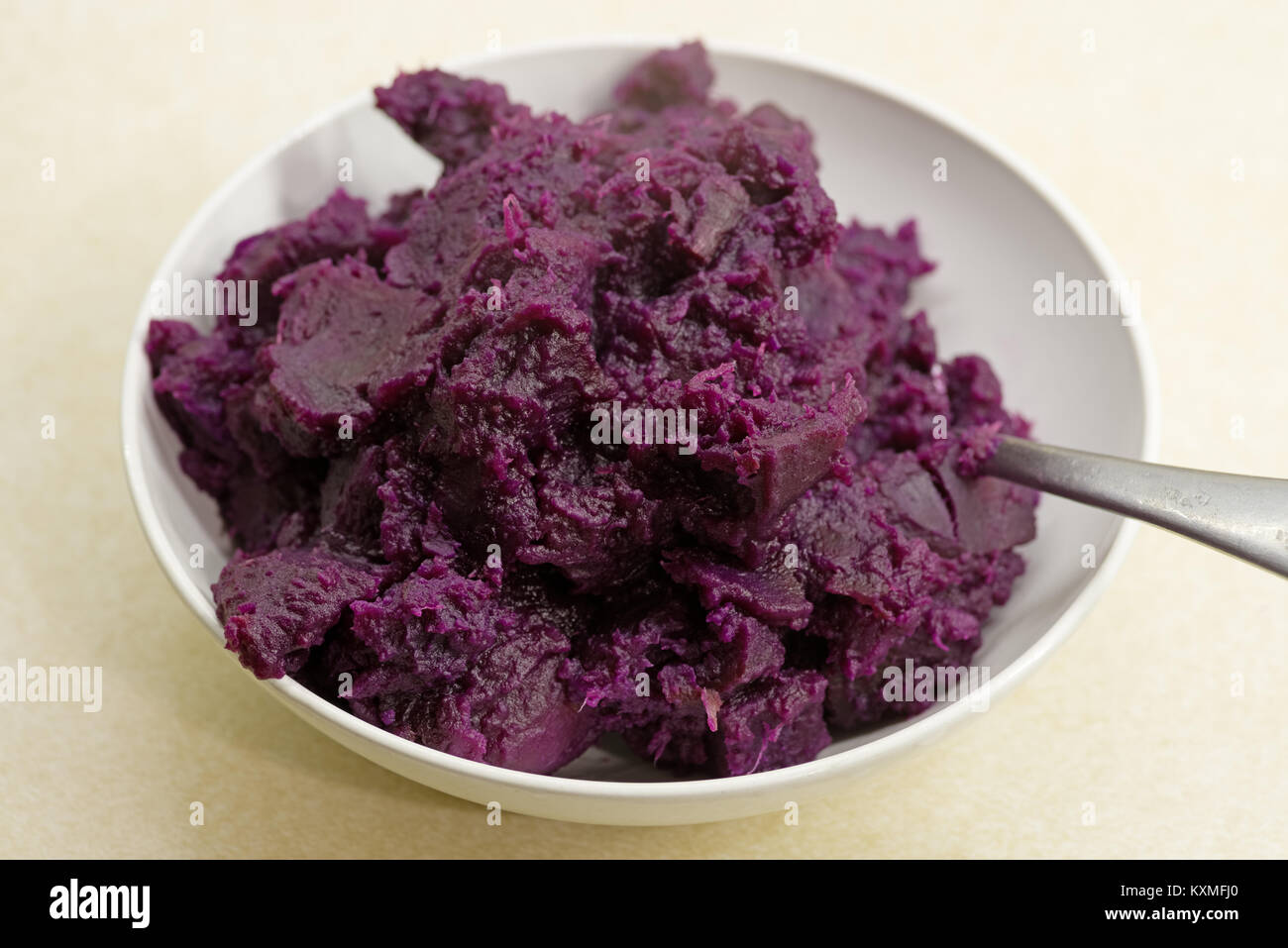 Ciotola bianco cotto viola purea di patate dolci Foto Stock