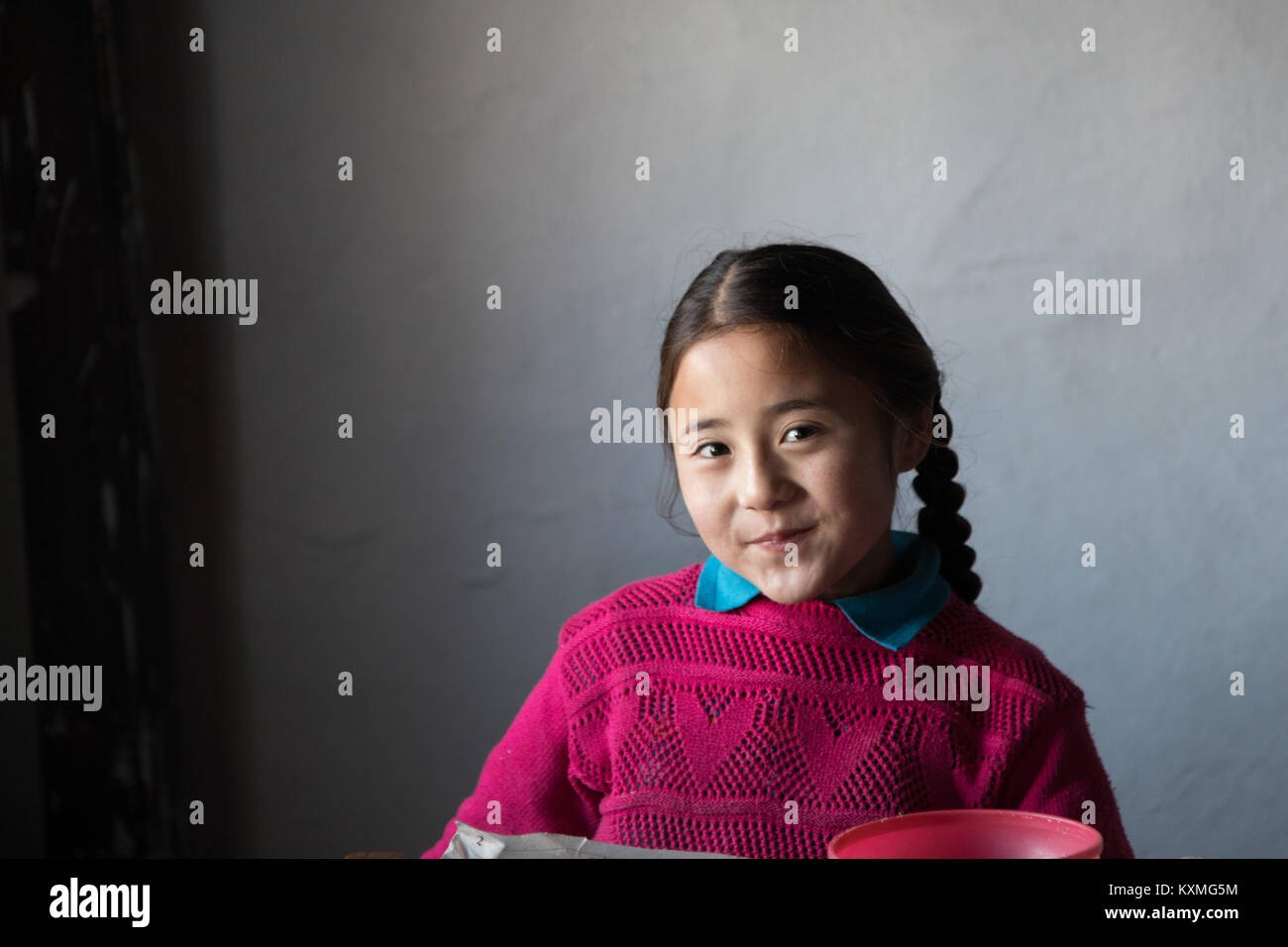 Il mongolo kazako paese rurale lato bambina trecce sorriso Foto Stock