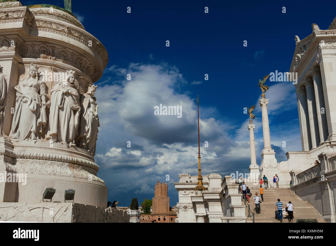 Escursionisti visita le terrazze panoramiche del monumento a Vittorio Emanuele II re d'Italia, nel centro di Roma Foto Stock