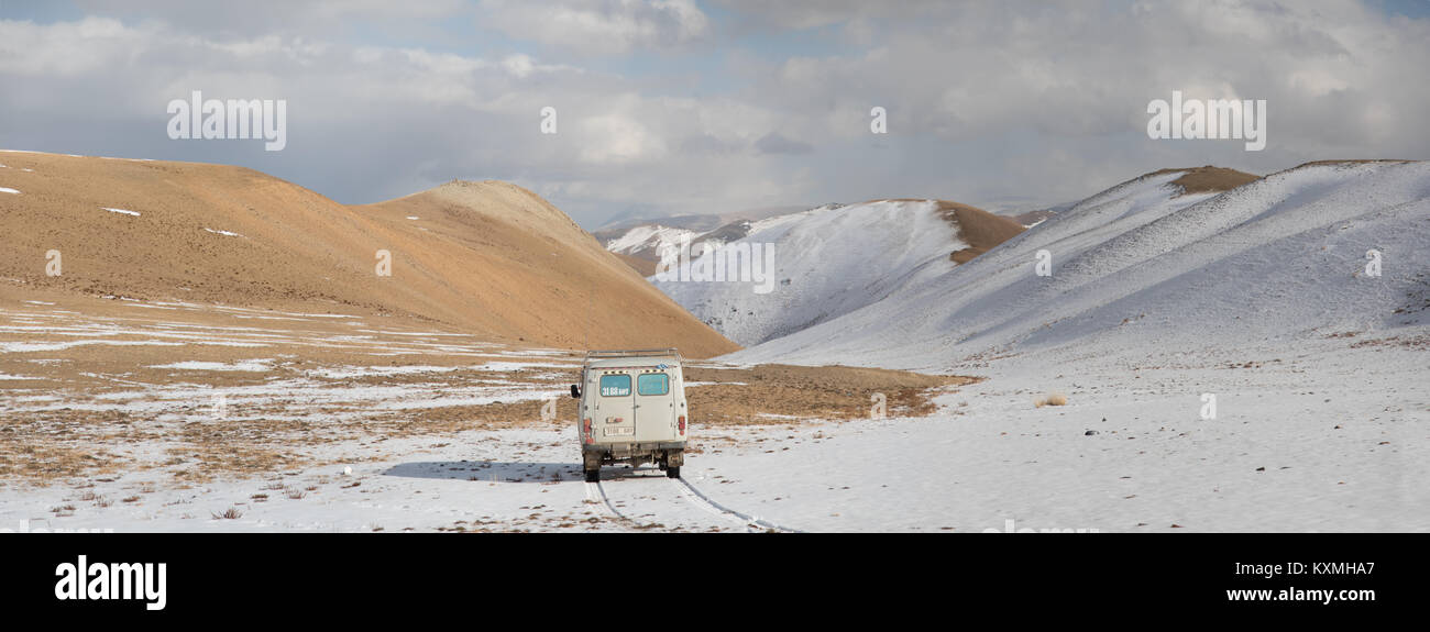 Il russo UAZ 452 van camper deserto di neve in Mongolia Foto Stock