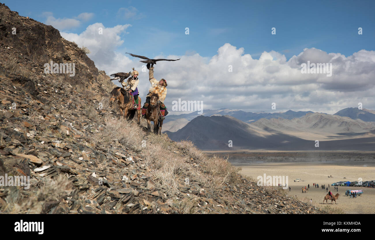 Golden Eagle hunter padre e eagle cacciatrice figlia della Mongolia Mongolia Ölgii Ulgii eagle festival Foto Stock