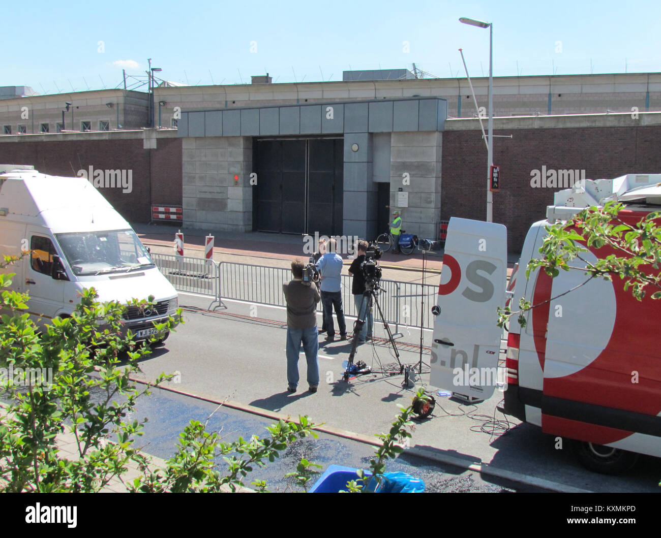 Fotografia che mostra un evento fuori l'Aia, Paesi Bassi, relativo all'attesa di Ratko Mladić, raffigurante la raccolta pubblica e la presenza della sicurezza. Foto Stock