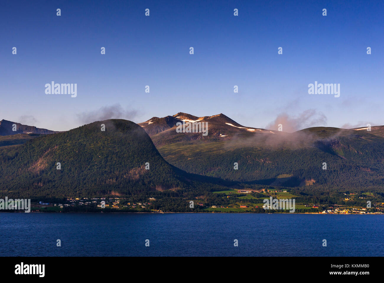 Vedute panoramiche all'alba lungo il Nordfjord o nord del fiordo. Sogn og Fjordane county, Norvegia Foto Stock