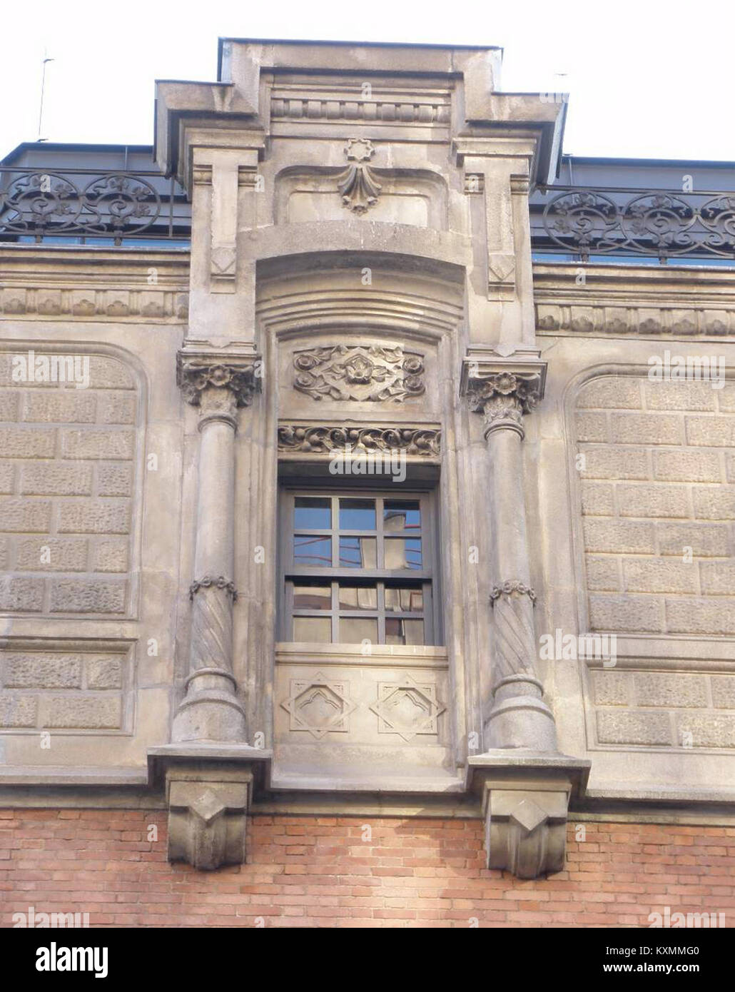 Alhóndiga a Bilbao, Spagna, è un centro culturale e ricreativo ospitato in un edificio storico, con sale per eventi, spazi espositivi e strutture moderne. Foto Stock