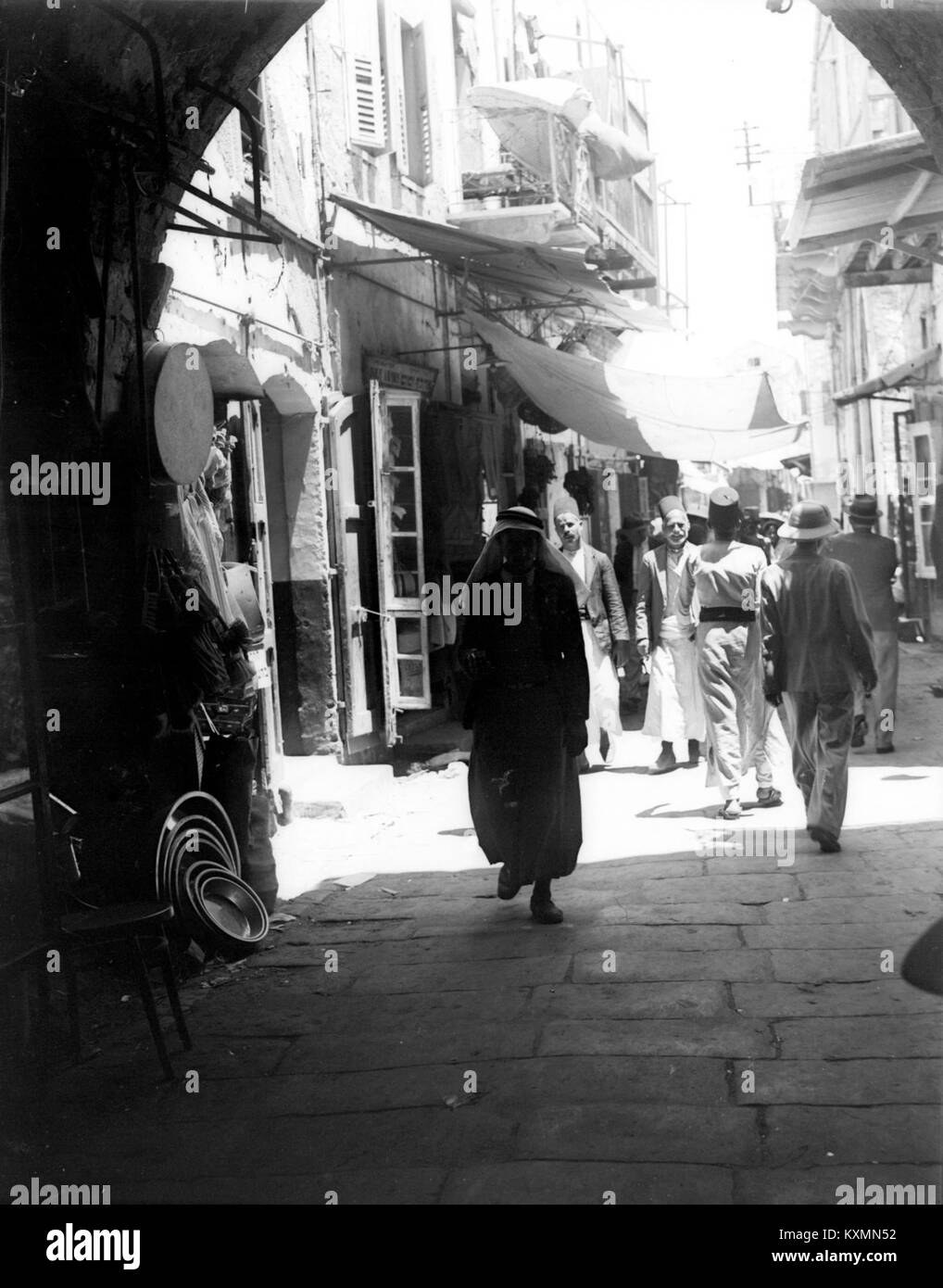 Una strada stretta nel centro di Haifa, Israele, viene catturata in un'immagine che riflette il paesaggio urbano e lo stile architettonico della regione. L'immagine raffigura l'ambiente denso della città e il carattere unico della città. Foto Stock