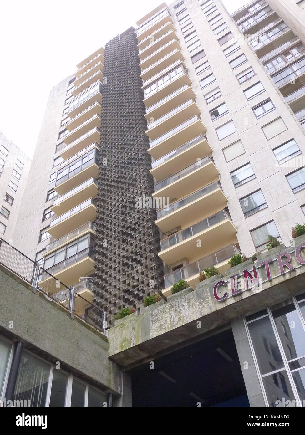 Le Torres de Zabálburu sono una coppia di torri notevoli a Bilbao, in Spagna, spesso riconosciute per il loro stile architettonico moderno. Queste torri rappresentano una parte significativa dello skyline della città e dello sviluppo all'inizio del XXI secolo. Foto Stock