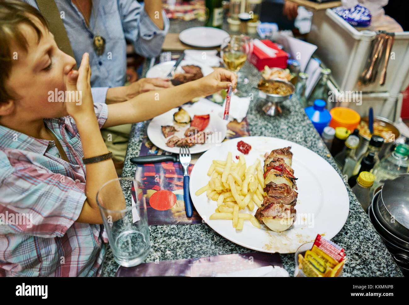 Ragazzo di mangiare pasto presso il ristorante,Montevideo, Uruguay,America del Sud Foto Stock