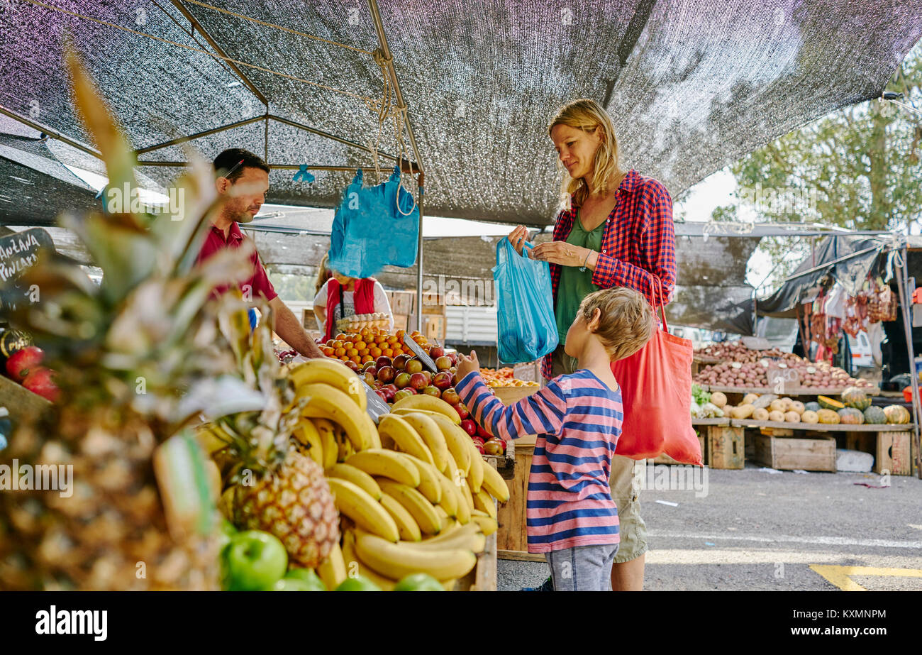 Madre e figli a negozi di frutta e verdura in stallo mercato,Montevideo, Uruguay,America del Sud Foto Stock