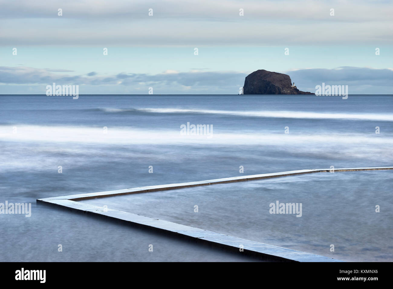 Il Yachting stagno sulla spiaggia a est a North Berwick e la Bass Rock, East Lothian, Scozia Foto Stock