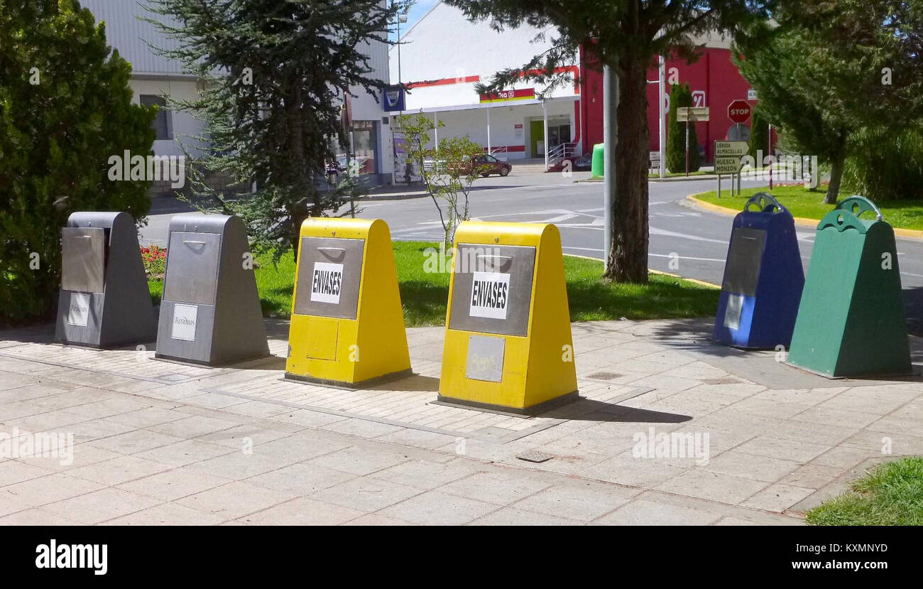 Un'immagine che raffigura il riciclaggio dei rifiuti urbani, mostrando i processi di smistamento, raccolta e gestione dei materiali per il riutilizzo sostenibile delle risorse negli ambienti urbani. Foto Stock