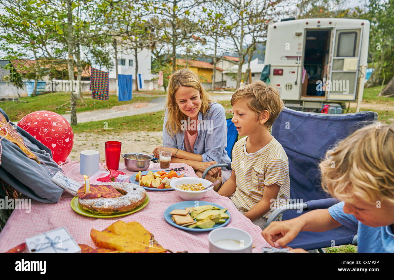 Famiglia al tavolo da picnic per celebrare i ragazzi compleanno,Florianopolis,Santa Catarina, Brasile,l America del Sud Foto Stock