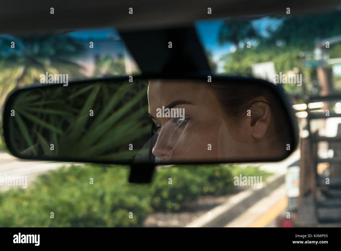 Giovani volto di donna in specchio auto,Florida, STATI UNITI D'AMERICA,close up Foto Stock