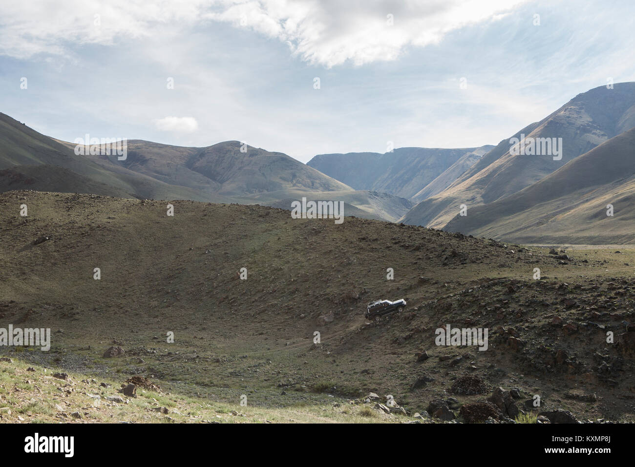 Off road veicolo in movimento su pendio ripido,Altai montagne,Khovd,Mongolia Foto Stock