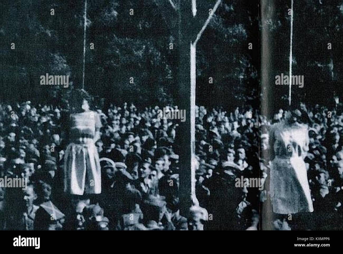 Questa fotografia storica raffigura le esecuzioni a Biskupia Gorka durante la seconda guerra mondiale. L'immagine mostra le vittime e gli autori di questo tragico evento. Foto Stock