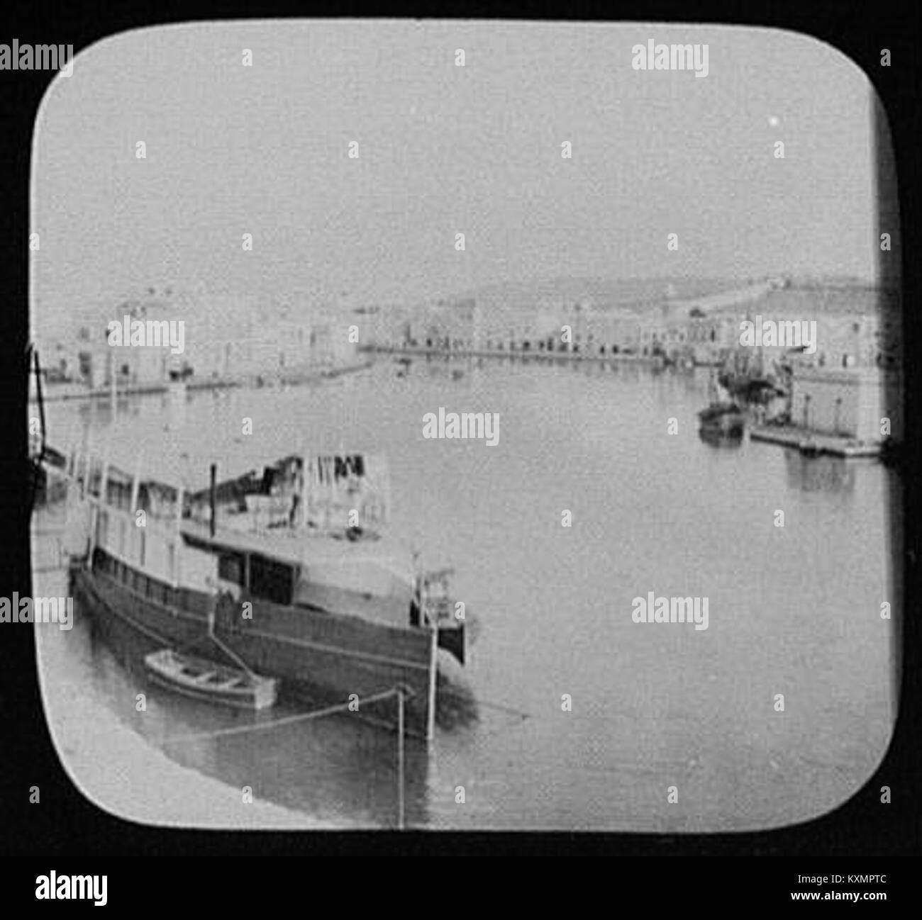 Il porto interno di Biserta, situato nella città vecchia di Biserta, in Tunisia, è un corso d'acqua storicamente significativo utilizzato per scopi commerciali e militari nel corso della storia del Mediterraneo. Foto Stock