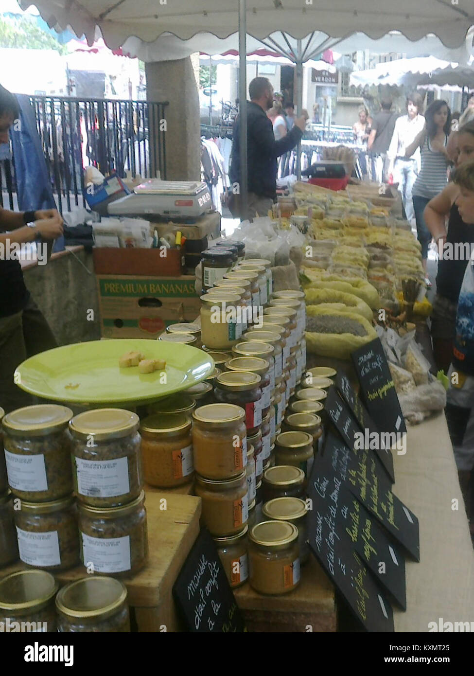Aups Market in Francia offre una vista di un mercato locale, che mostra bancarelle, venditori e commercio giornaliero nel centro della città. Foto Stock