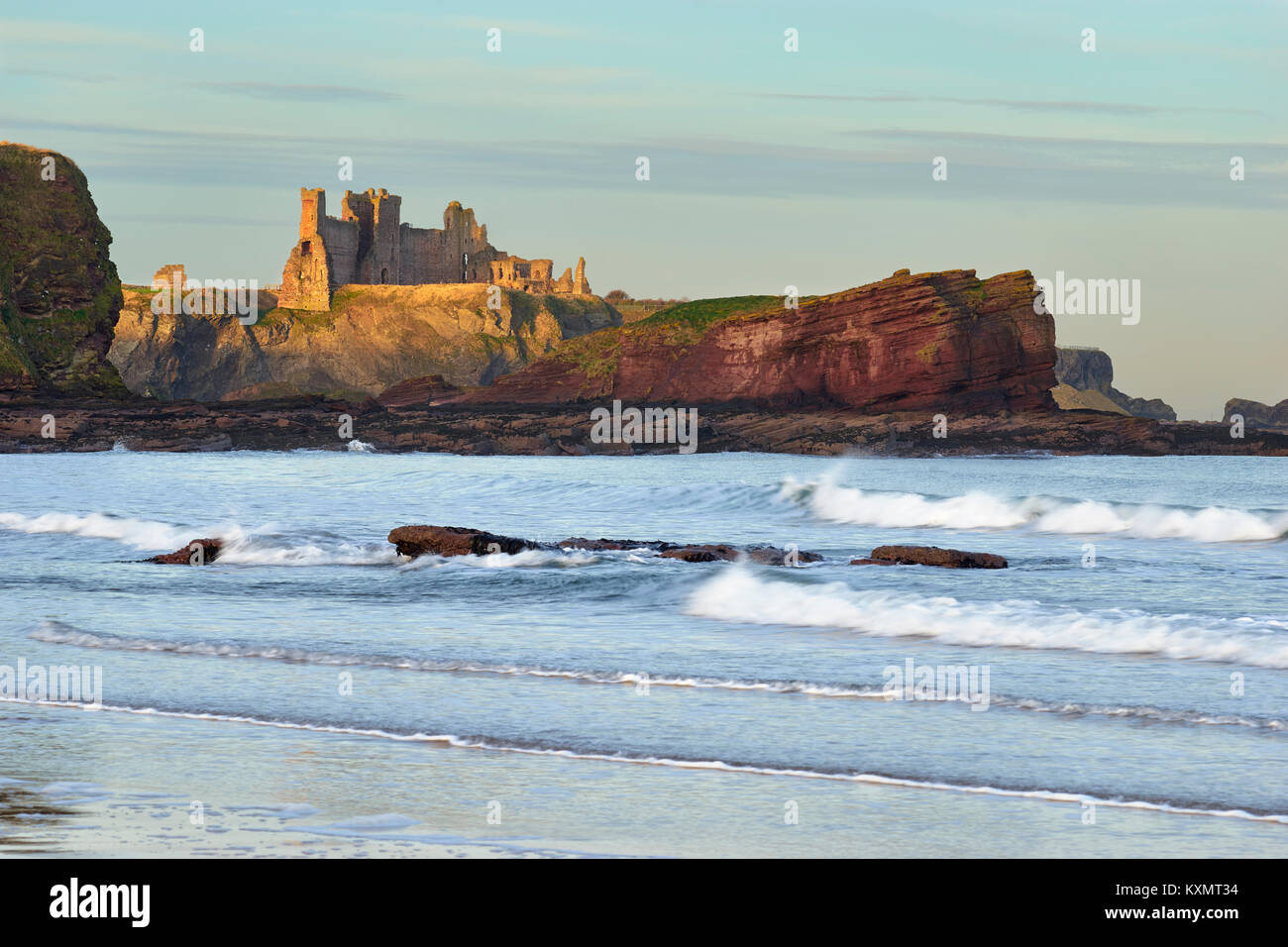 Il castello di Tantallon, North Berwick, East Lothian, Scozia. Vista dalla spiaggia Seacliff Foto Stock