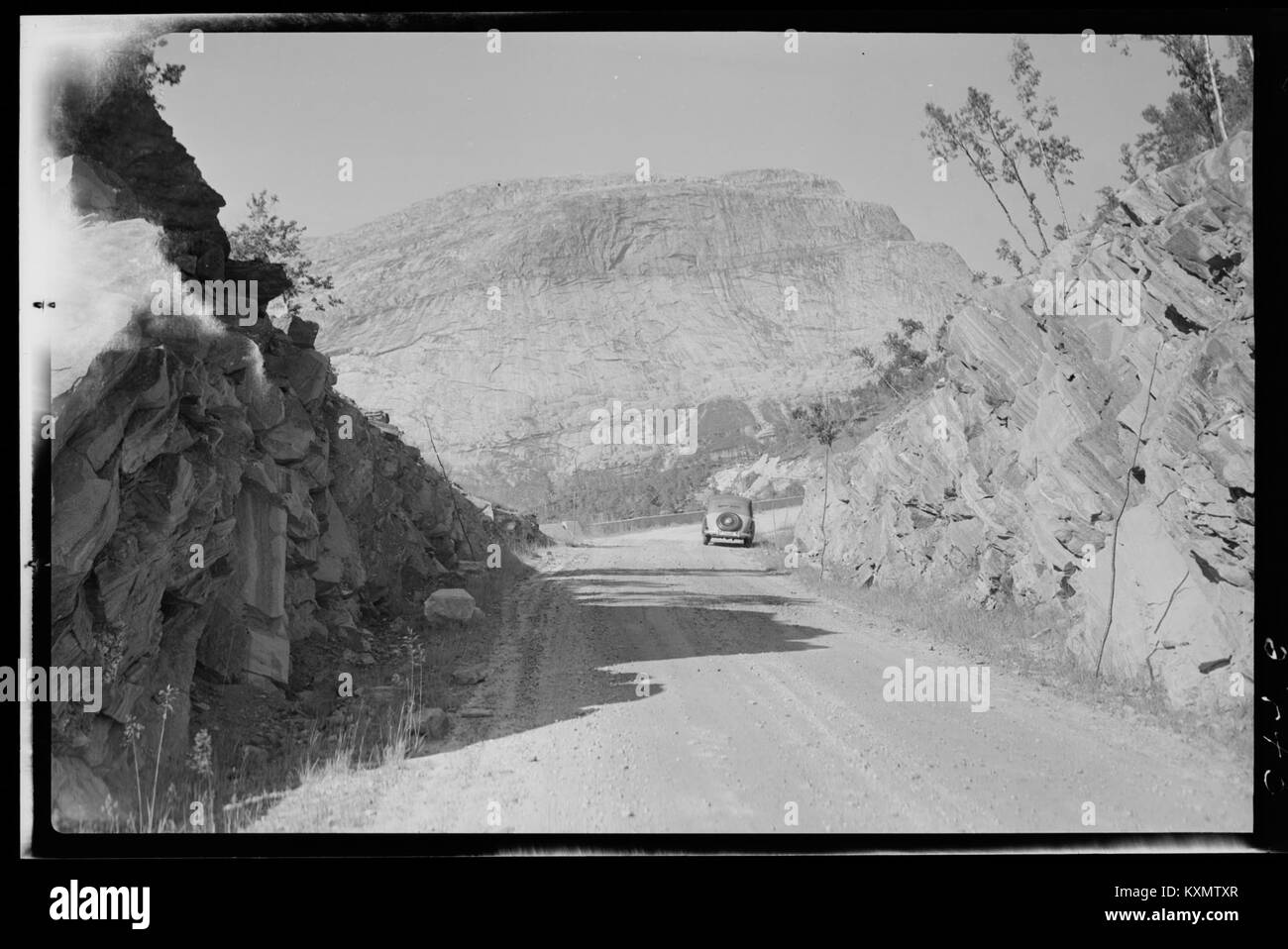 Blåfjell a Sørfold, Norvegia, è conosciuta per la sua incredibile bellezza naturale. La fotografia cattura il paesaggio montuoso, mostrando l'ambiente incontaminato e il terreno accidentato della zona. Foto Stock