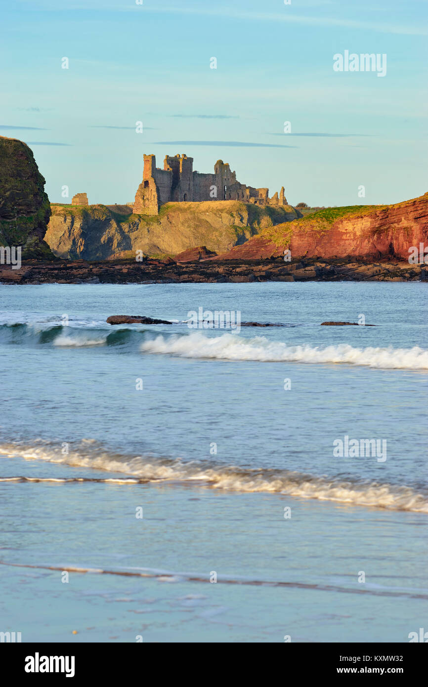 Il castello di Tantallon, North Berwick, East Lothian, Scozia. Vista dalla spiaggia Seacliff Foto Stock