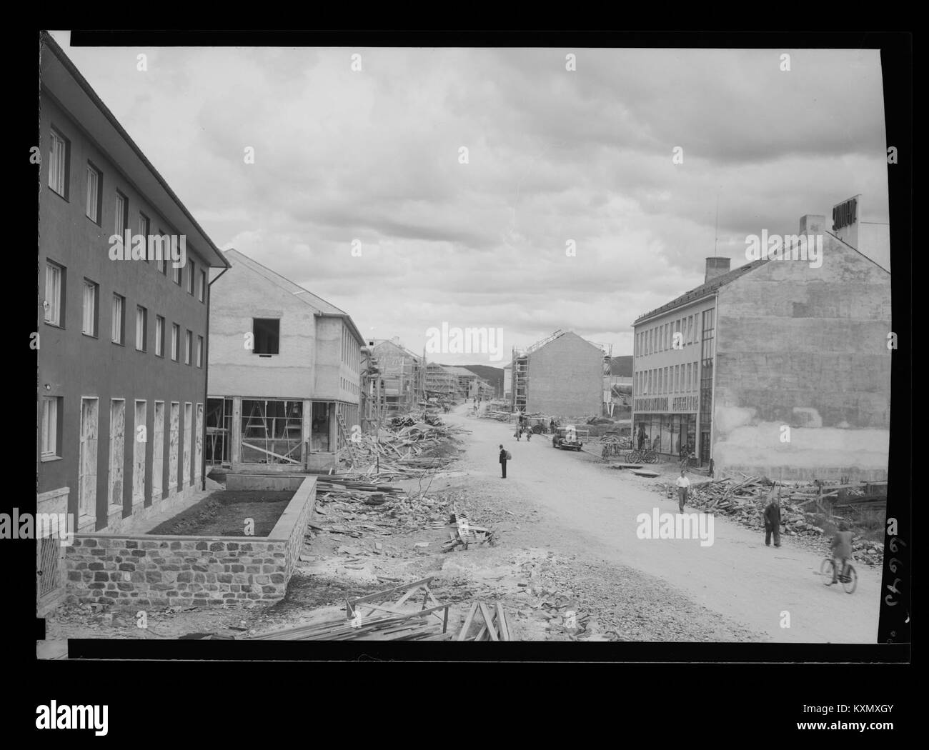 Fotografia di Storgaten a Bodø, Norvegia, che mostra la ricostruzione e la riqualificazione urbana dopo la distruzione del passato, illustrando la pianificazione urbana e il recupero urbano storico. Foto Stock