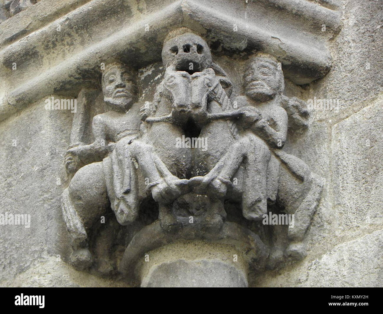 Église Saint-Pierre a Blesle, in Francia, è una chiesa medievale nota per le sue decorazioni scolpite, tra cui modeste e capitelli con fogliame, figure umane, mostruose e animali. Foto Stock