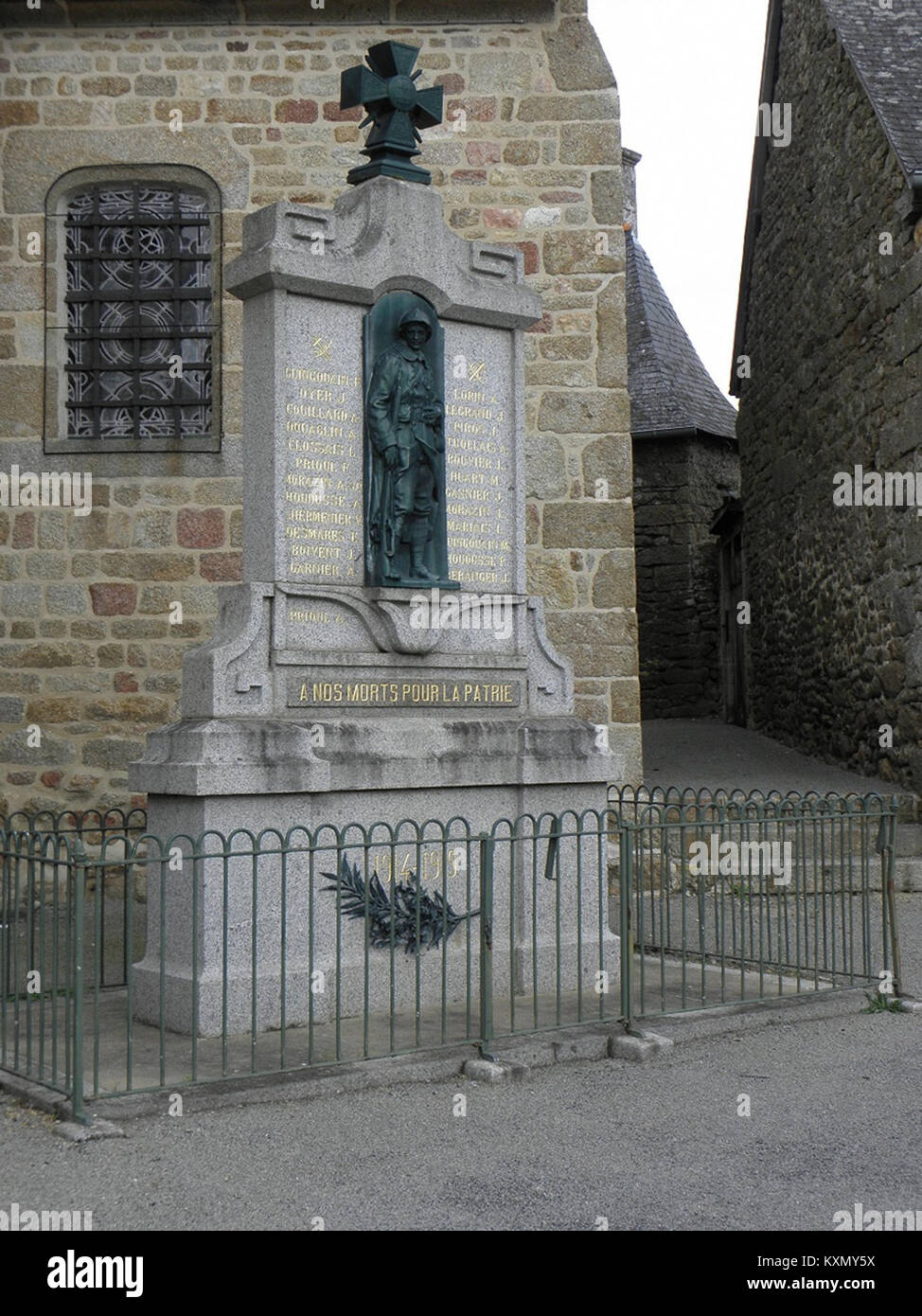 Il Monument aux Morts di Baill, creato per onorare i soldati caduti, riflette le pratiche di memorizzazione delle vittime di guerra nell'Europa dei primi anni del XX secolo. Foto Stock