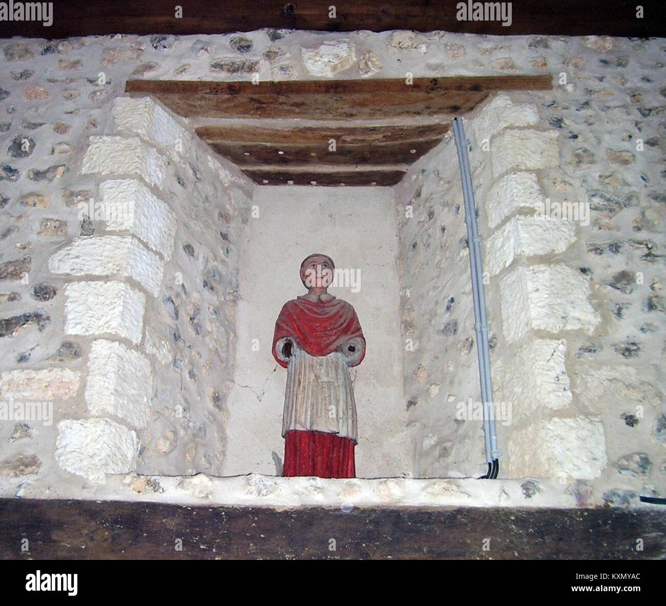 La statua di Carlo Borromeo a Bazoques, in Francia, rappresenta il santo cattolico, mettendo in evidenza la devozione religiosa, la scultura artistica e il patrimonio culturale. Foto Stock