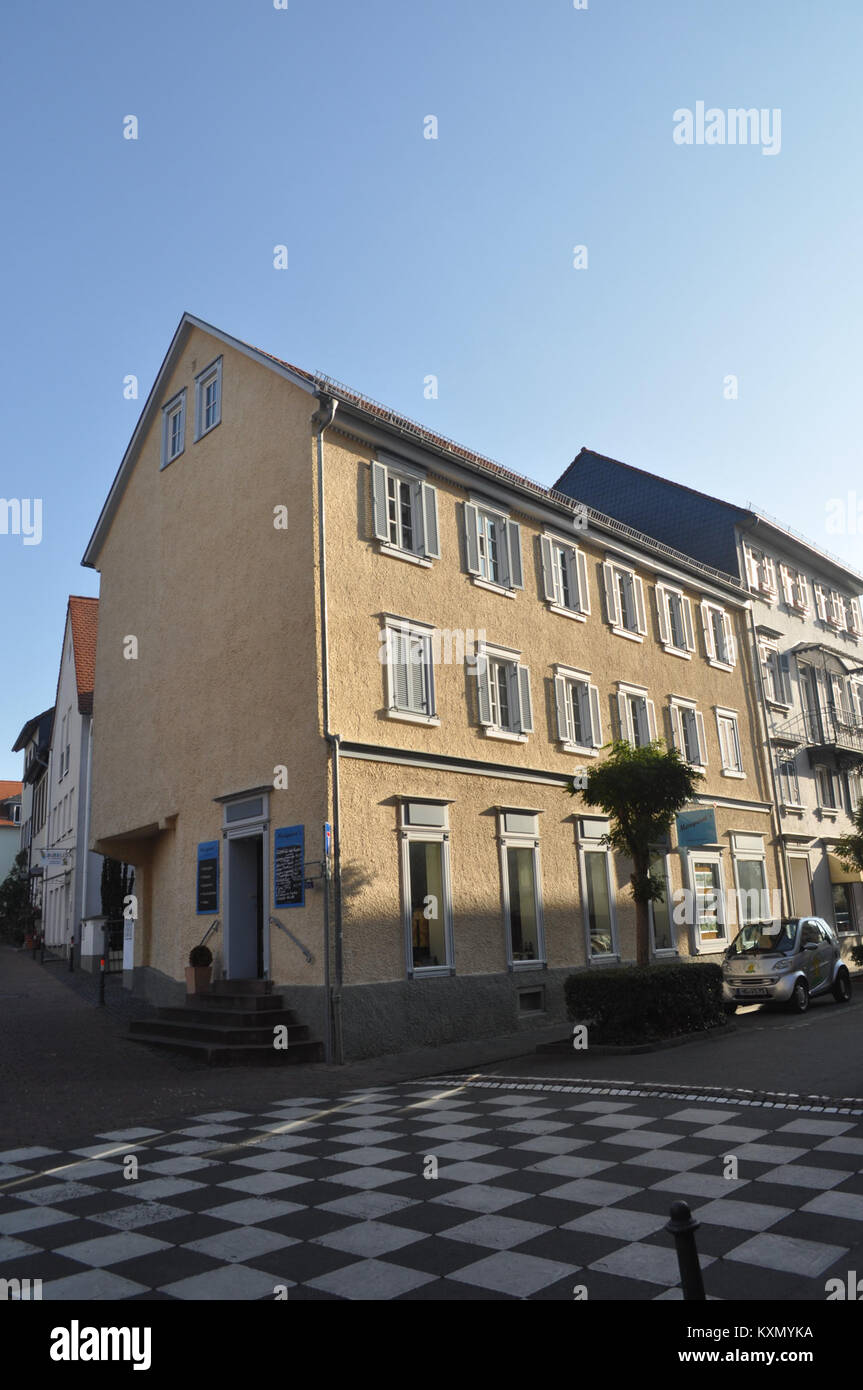 Il Rathausstraße 5 di Bad Homburg, Germania, è un edificio situato nel centro storico della città che presenta caratteristiche architettoniche e il contesto urbano della zona. Foto Stock