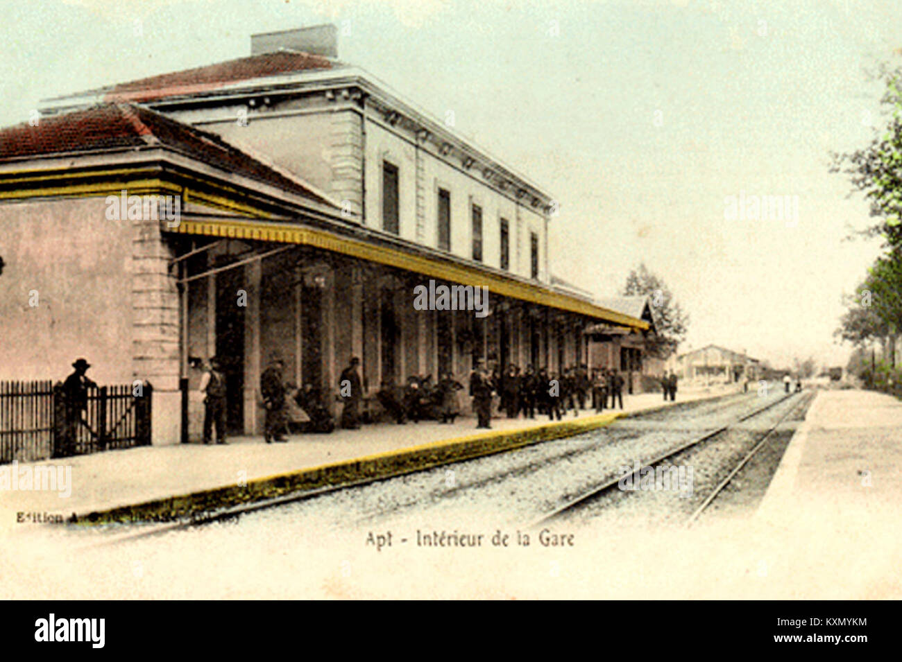Questa fotografia storica mostra una stazione ferroviaria francese e i binari ferroviari, illustrando le infrastrutture e le operazioni del trasporto ferroviario in Francia all'inizio del XX secolo. Foto Stock