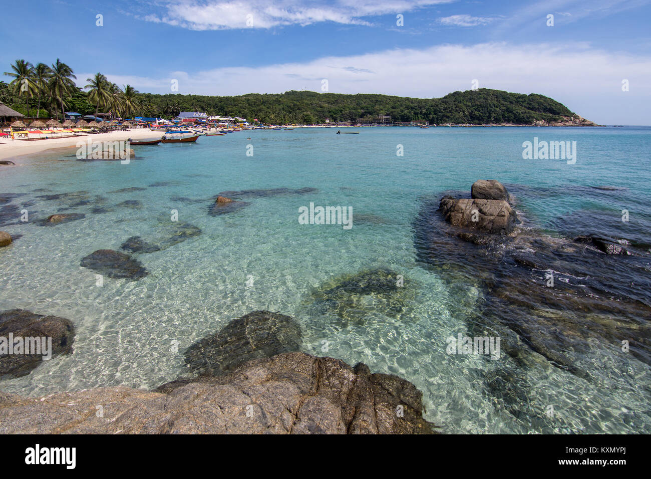 Le acque cristalline di Pulau Perhentian Kecil con la spiaggia e la testa terre nel retro di massa. Foto Stock