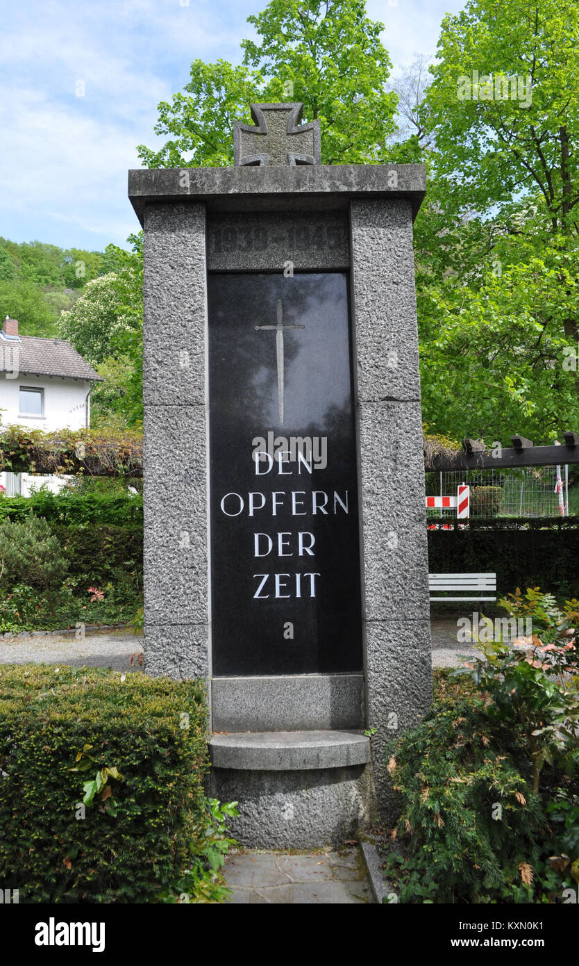 L'immagine mostra il Gefallenen-Ehrenmal di Auerbach, un memoriale di guerra dedicato alle vittime della guerra. Il memoriale commemora coloro che si sono persi durante i tempi turbolenti, con particolare attenzione al costo umano del conflitto. Foto Stock