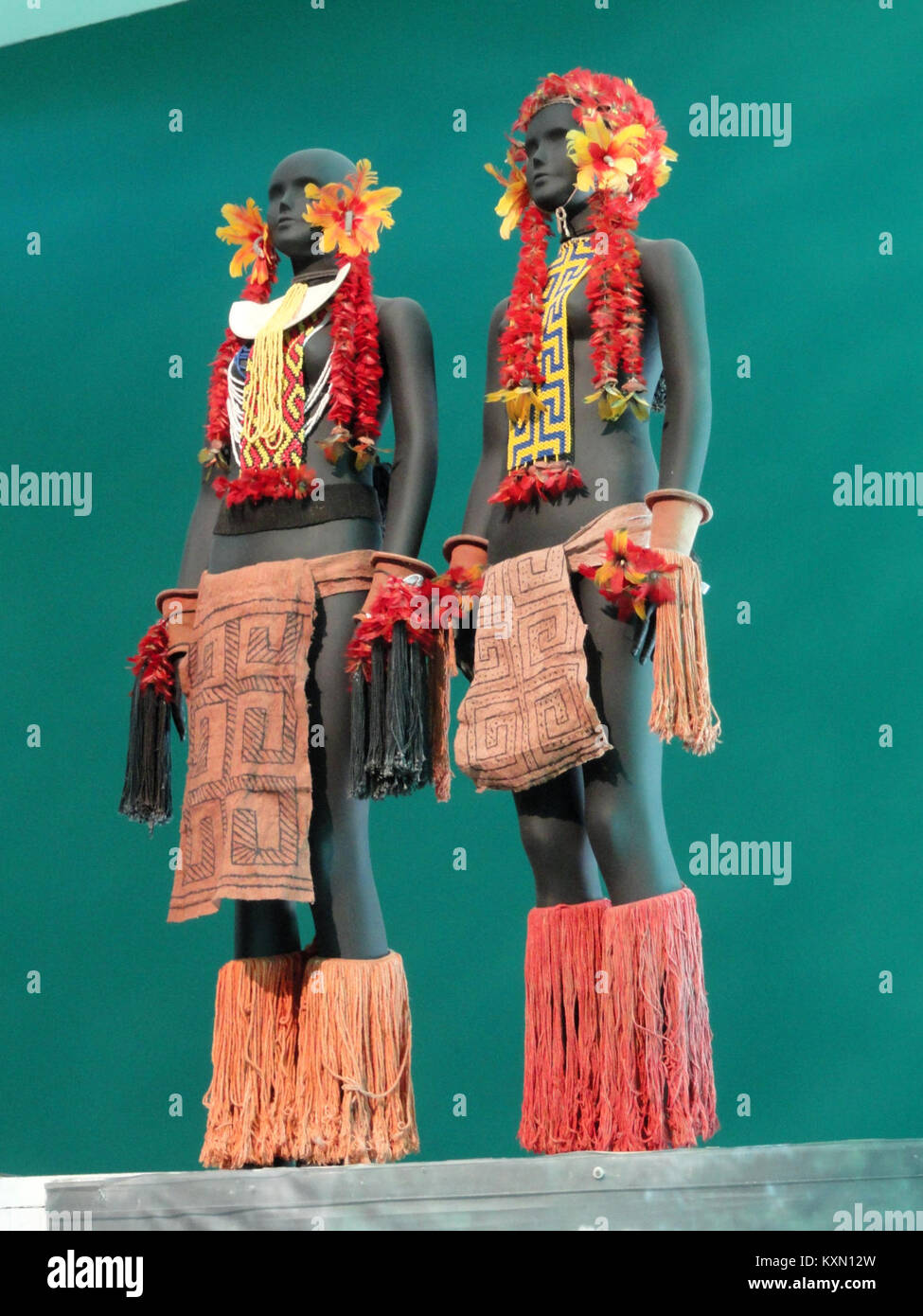 Un abito Berohok esposto al Memorial dos Povos Indígenas di Brasília, Brasile, mette in risalto l'abbigliamento tradizionale indigeno e il patrimonio culturale. Foto Stock