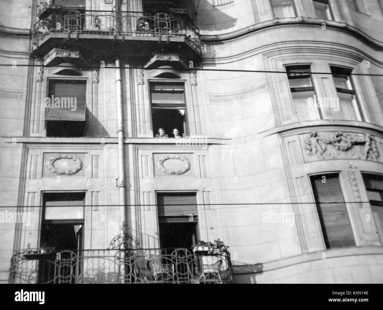 Fotografia dell'edificio al 29 di via Bethlen Gábor all'angolo di via Marek József, Ungheria, che mette in evidenza l'architettura urbana e il design residenziale. Foto Stock