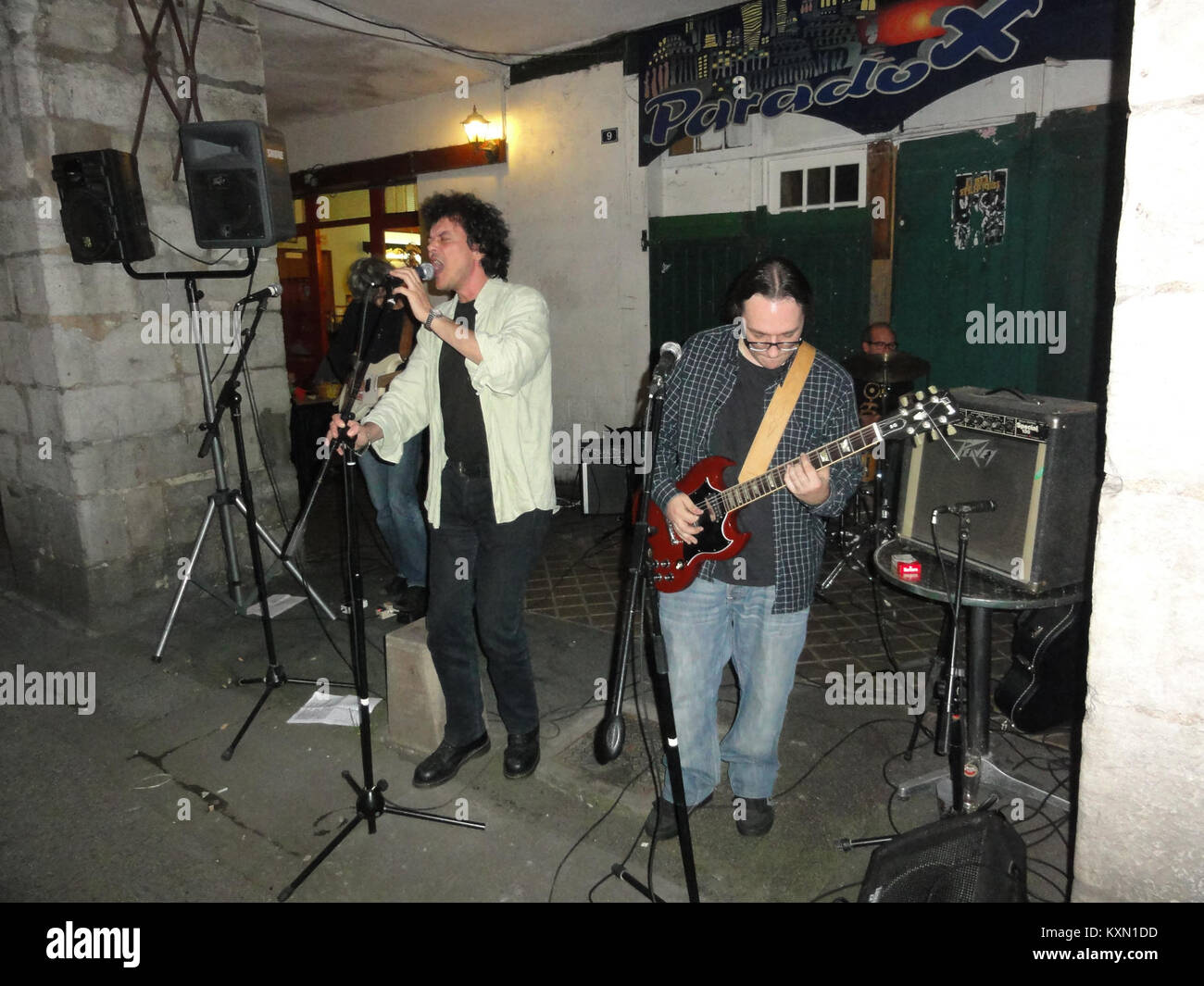 Questa immagine cattura un momento dell'evento Fête de la Musique a Bayonne, in Francia, il 21 giugno 2012. Il festival, che celebra la musica negli spazi pubblici, è un evento culturale annuale in molte città del mondo. Foto Stock