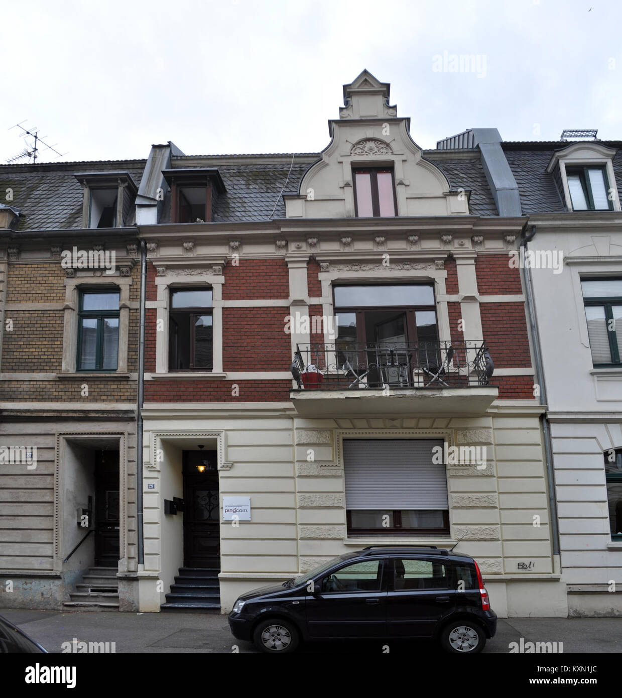 Paul-Kemp-Straße 29 a Bad Godesberg, Bonn, Germania, è una proprietà residenziale o commerciale che esemplifica l'architettura suburbana e le tendenze di sviluppo urbano della zona, riflettendo la sua vicinanza al centro della città. Foto Stock