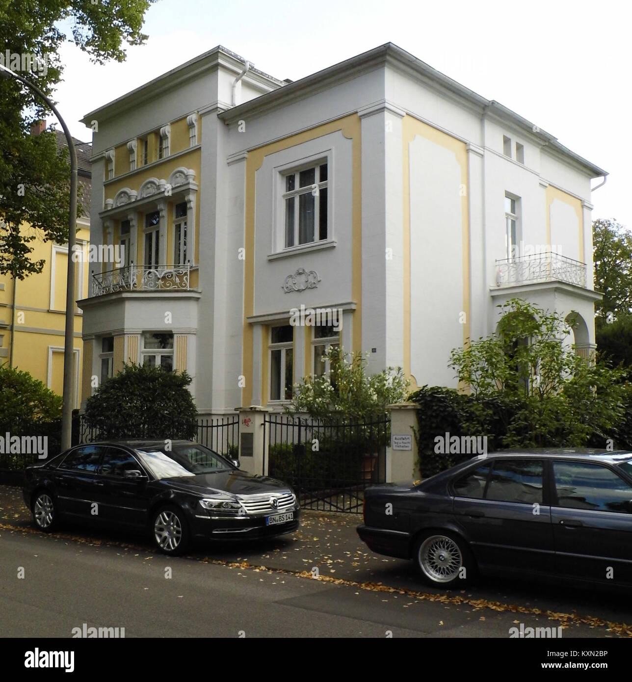Questa fotografia cattura la Dürenstraße 46 di Bad Godesberg, evidenziando le sue caratteristiche architettoniche e il paesaggio urbano circostante in Germania. Foto Stock