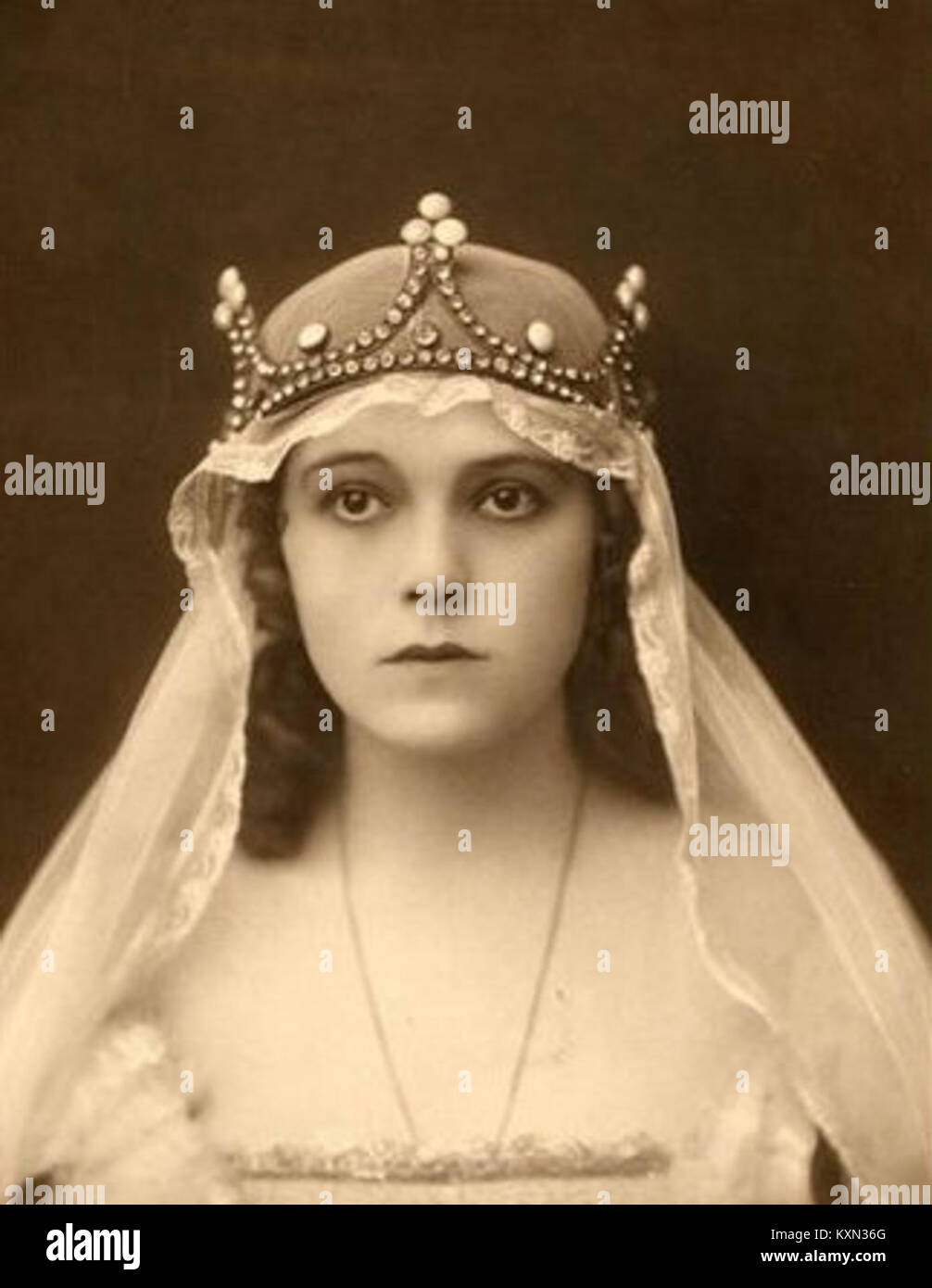 Bajor Gizi, una rinomata attrice ungherese, è raffigurata qui in un ritratto della regina Maria d'Ungheria. L'opera d'arte mette in mostra le sue capacità di recitazione e il suo contributo al teatro e al cinema ungheresi. Foto Stock