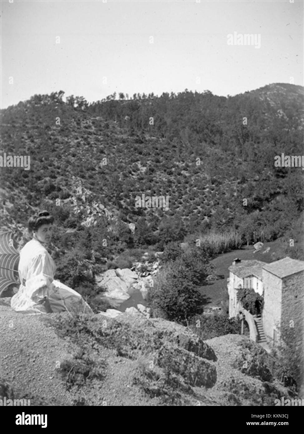 Questo dipinto di Baldomer Gili Roig, "dona a dalt d'un tur", raffigura una donna in cima a una collina, simboleggiando forza e serenità all'interno di un paesaggio tranquillo. Foto Stock