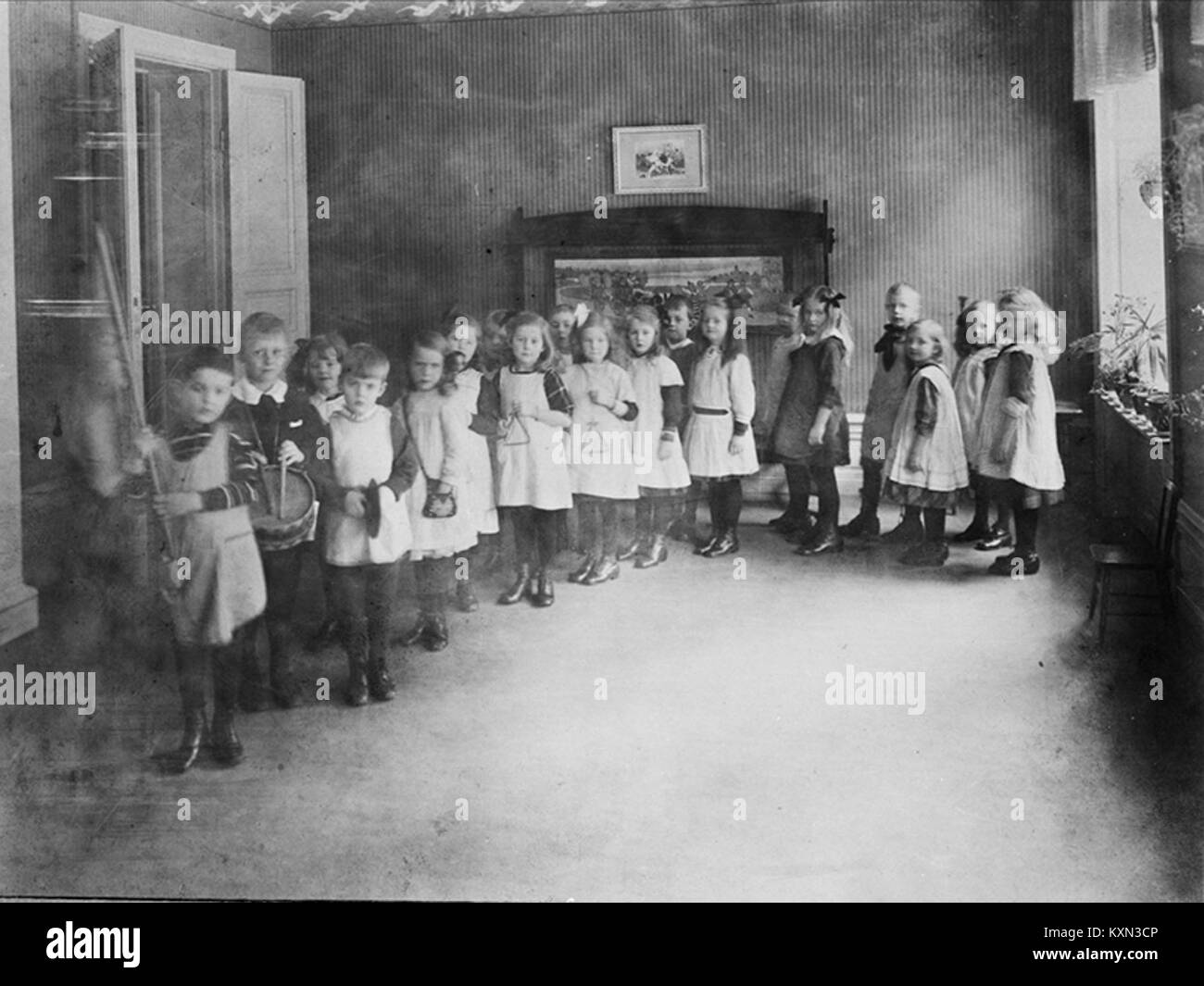 Margaretaskolan a Stoccolma, Svezia, viene mostrato con studenti e insegnanti in una classe, illustrando le pratiche educative svedesi dell'inizio del XX secolo e l'ambiente scolastico Foto Stock